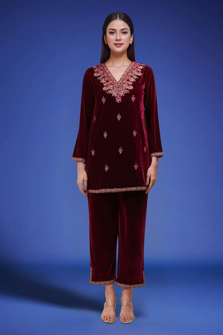 Samyukta Singhania_Wine Polyester Embroidery V-neck Velvet Kurta Pant Set _Online_at_Aza_Fashions
