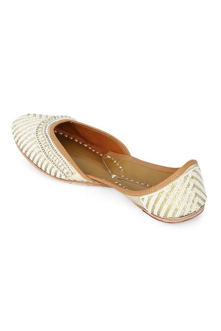 NR By Nidhi Rathi_White Embellished Round-toe Juttis _Online_at_Aza_Fashions