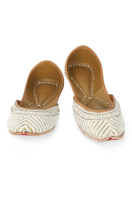 Buy_NR By Nidhi Rathi_White Embellished Round-toe Juttis 
