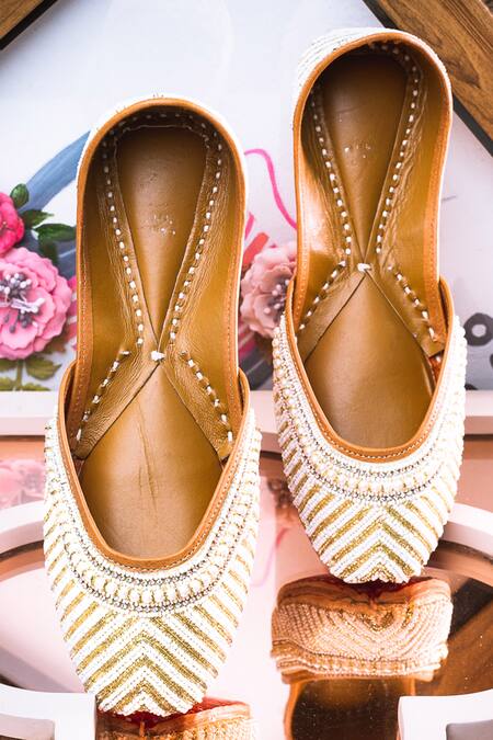 Shop NR By Nidhi Rathi White Embellished Round-toe Juttis Shop_NR By Nidhi Rathi_White Embellished Round-toe Juttis