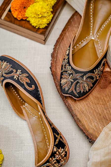 Shop_NR By Nidhi Rathi_Black Embroidered Square-toe Velvet Juttis 
