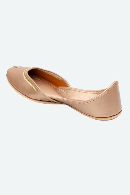Buy NR By Nidhi Rathi Gold Classic Leather Juttis Online at Aza Fashions Buy_NR By Nidhi Rathi_Gold Classic Leather Juttis _Online_at_Aza_Fashions