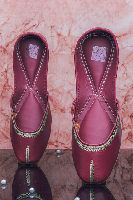 NR By Nidhi Rathi Plain Classic Leather Juttis 