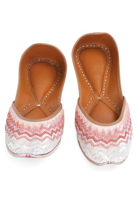 NR By Nidhi Rathi_White Embroidered Square-toe Juttis _at_Aza_Fashions