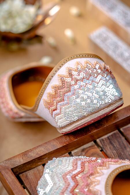 Buy_NR By Nidhi Rathi_White Embroidered Square-toe Juttis 