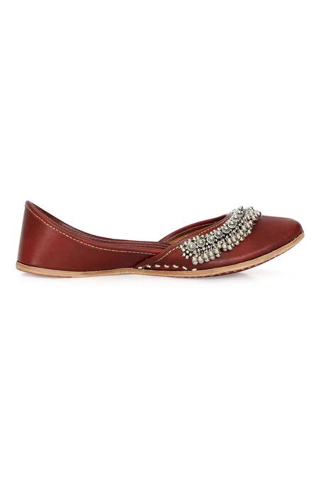 NR By Nidhi Rathi_Maroon Ghunghroo Embellished Leather Juttis _Online_at_Aza_Fashions