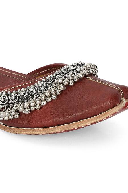 NR By Nidhi Rathi_Maroon Ghunghroo Embellished Leather Juttis _at_Aza_Fashions