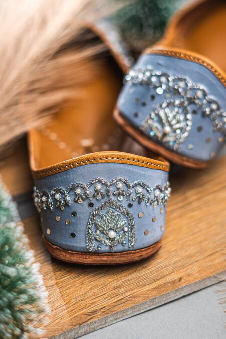 Buy_NR By Nidhi Rathi_Gray Embellished Grey Ethnic Juttis 