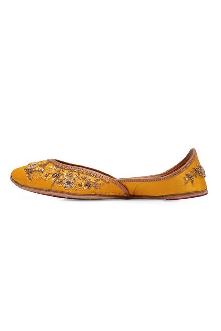 NR By Nidhi Rathi_Yellow Embellished Ethnic Juttis _Online_at_Aza_Fashions