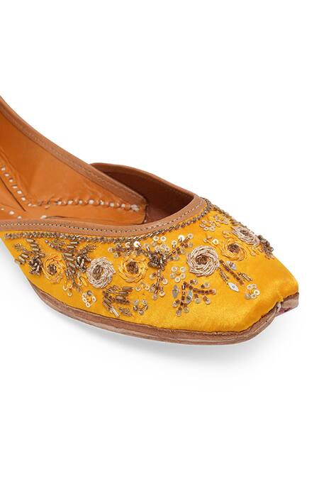 Shop_NR By Nidhi Rathi_Yellow Embellished Ethnic Juttis 