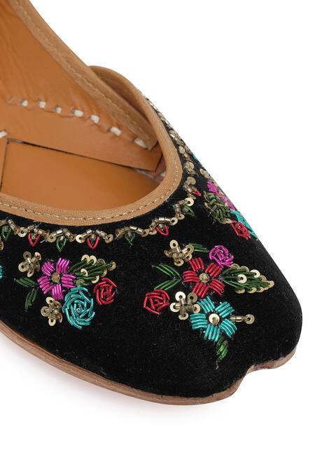 Buy_NR By Nidhi Rathi_Black Embellished Velvet Juttis 