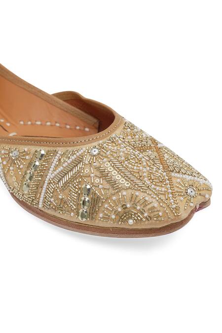 Buy_NR By Nidhi Rathi_Gold Handcrafted Leather Embellished Juttis 