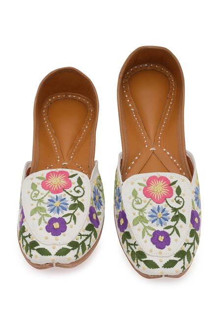 Buy_NR By Nidhi Rathi_White Handcrafted Embellished Juttis 