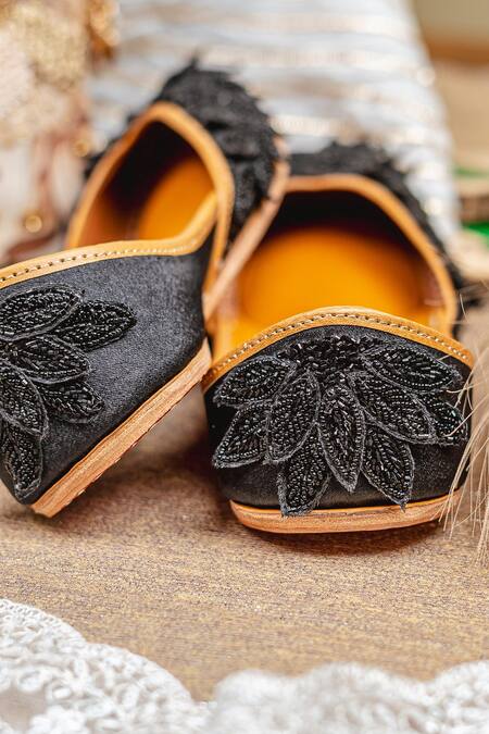Shop NR By Nidhi Rathi Black Embroidered Flat Juttis Online at Aza Fashions Shop_NR By Nidhi Rathi_Black Embroidered Flat Juttis _Online_at_Aza_Fashions