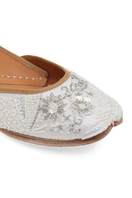 NR By Nidhi Rathi_White Handcrafted Embroidered Leather Juttis _at_Aza_Fashions