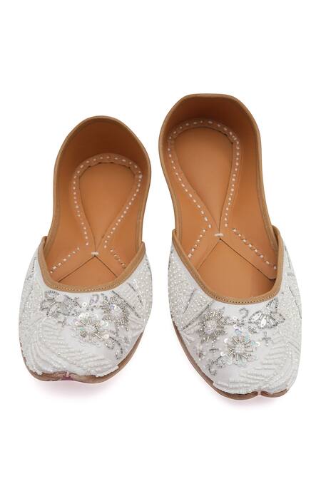 Buy_NR By Nidhi Rathi_White Handcrafted Embroidered Leather Juttis 