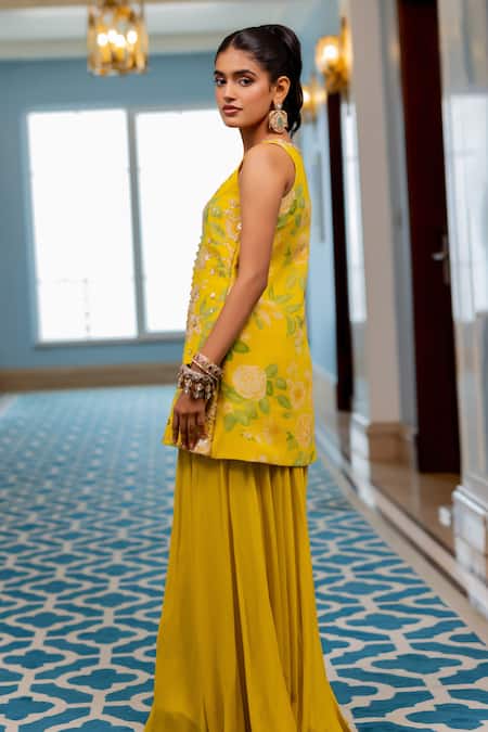 Paulmi And Harsh_Yellow Georgette Embroidery V-neck Floral Kurta Set _Online_at_Aza_Fashions
