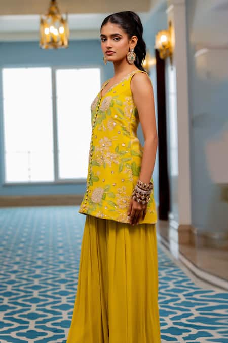 Shop_Paulmi And Harsh_Yellow Georgette Embroidery V-neck Floral Kurta Set _Online_at_Aza_Fashions
