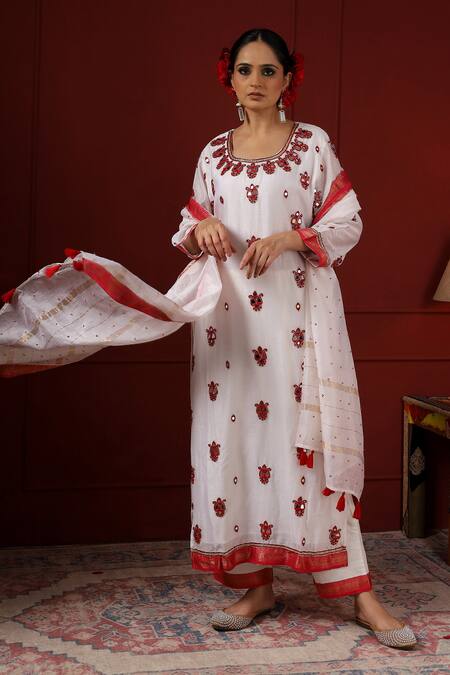 Shop_Sheeshakari_White Silk Embroidery Round Neck Kurta Set 