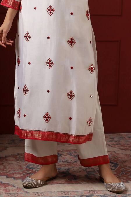 Shop_Sheeshakari_White Silk Embroidery Round Neck Kurta Set 