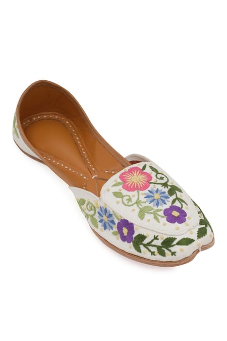 NR By Nidhi Rathi Handcrafted White Embellished Juttis 