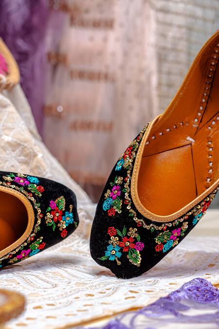 Shop_NR By Nidhi Rathi_Black Embellished Velvet Juttis 