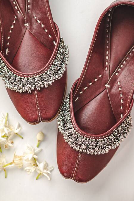 Buy_NR By Nidhi Rathi_Maroon Ghunghroo Embellished Leather Juttis 