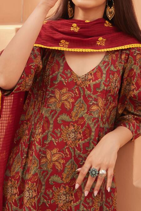 Shop Gulabo Jaipur Red Cotton Embroidery Keyhole Neck Floral Print Kurta Pant Set Shop_Gulabo Jaipur_Red Cotton Embroidery Keyhole Neck Floral Print Kurta Pant Set