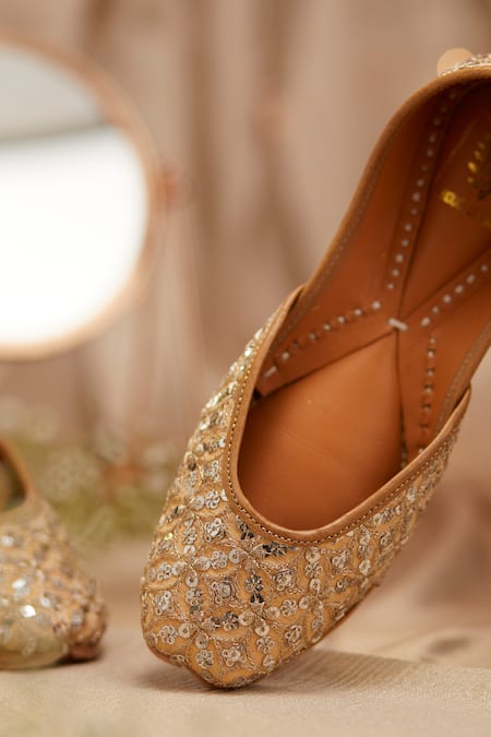 House Of Vian Embellished Gold Textured Juttis