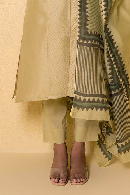Kameez_Green Chanderi, Cotton Embroidery Round Neck Pear Block Print Suit Set _Online_at_Aza_Fashions