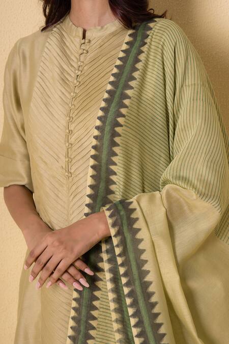 Kameez_Green Chanderi, Cotton Embroidery Round Neck Pear Block Print Suit Set _at_Aza_Fashions