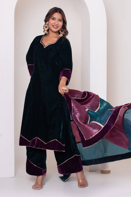 Pomcha Jaipur_Green Velvet, Silk Gota Patti V-neck Bottle Kurta Pant Set _Online_at_Aza_Fashions