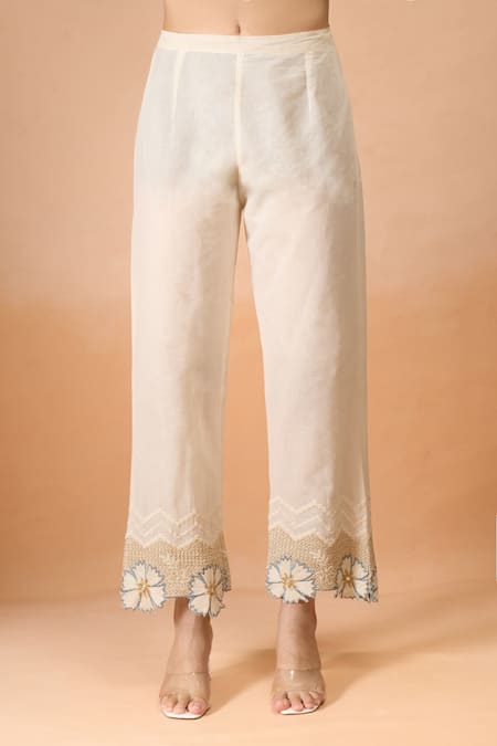 Samyukta Singhania Off White Cotton Embroidery V-neck Kurta Set With Dupatta at Aza Fashions Samyukta Singhania_Off White Cotton Embroidery V-neck Kurta Set With Dupatta _at_Aza_Fashions