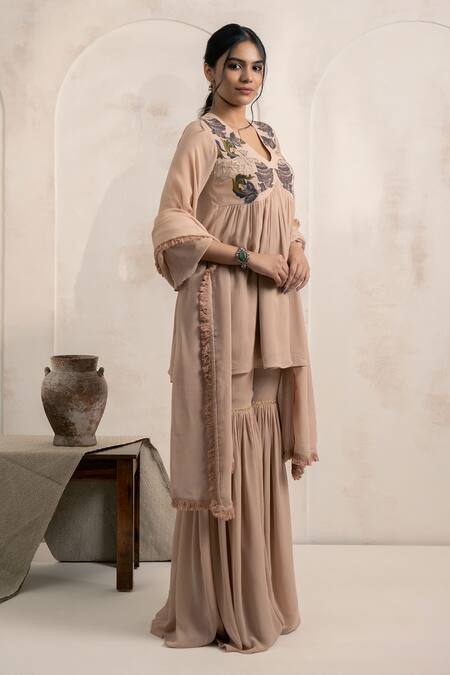 Neelu And Manvi_Beige Georgette Embroidery V-neck Pink Kurta Set _Online_at_Aza_Fashions