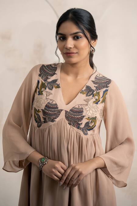 Buy_Neelu And Manvi_Beige Georgette Embroidery V-neck Pink Kurta Set _Online_at_Aza_Fashions