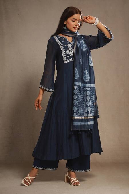 Sonali Methi_Blue Embroidery V-neck Royal Hand Kurta Set _Online_at_Aza_Fashions