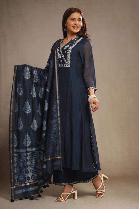 Sonali Methi_Blue Embroidery V-neck Royal Hand Kurta Set _at_Aza_Fashions