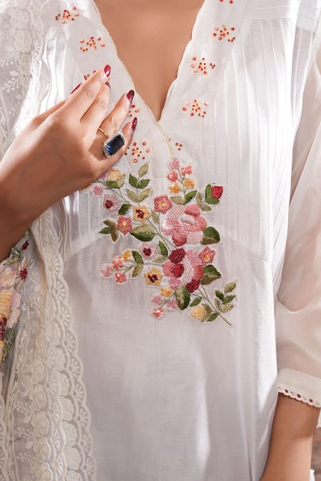 Sonali Methi_Off White Embroidery V-neck Floral Kurta Set _Online_at_Aza_Fashions