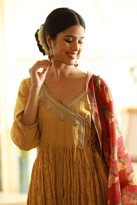 Sonali Methi_Yellow Embroidery V-neck Red Hand Angarkha Set _Online_at_Aza_Fashions