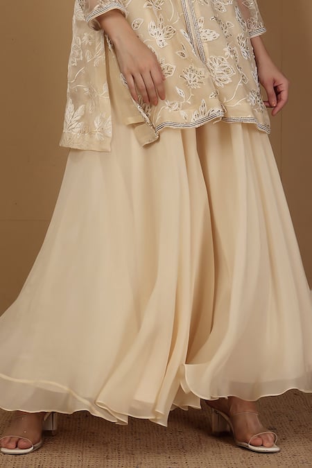 Sonali Methi_Off White Organza Embroidery V-neck Designer Kurta Set _Online_at_Aza_Fashions