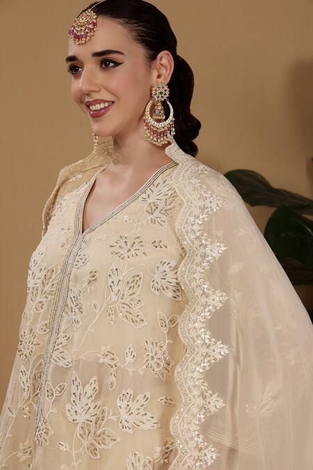 Sonali Methi_Off White Organza Embroidery V-neck Designer Kurta Set _at_Aza_Fashions