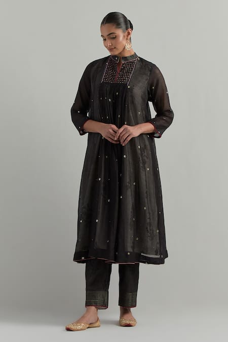 Ikshita Choudhary_Black Chanderi Embroidery Mandarin Collar Kurta Set _Online_at_Aza_Fashions