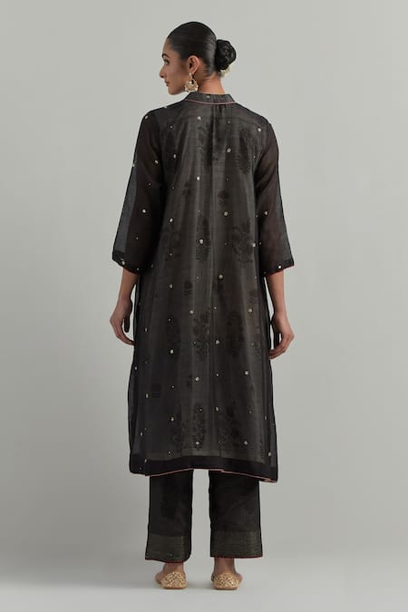 Ikshita Choudhary Black Chanderi Embroidered Kurta Set 