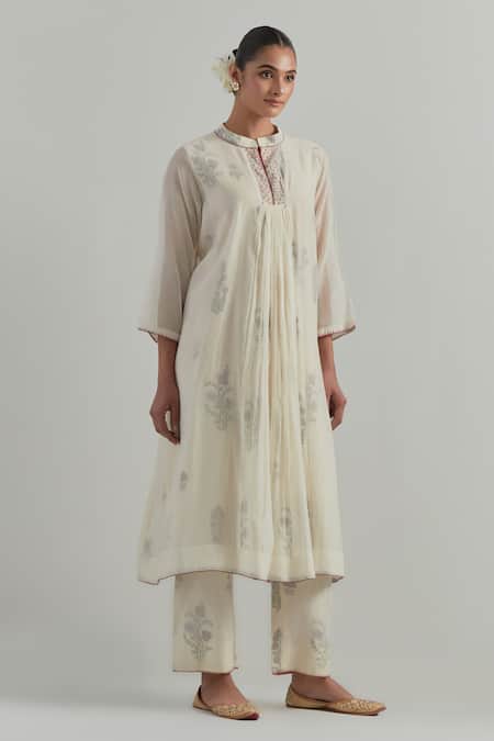 Ikshita Choudhary_White Chanderi Embroidery Mandarin Collar Block Print Kurta Pant Set _Online_at_Aza_Fashions