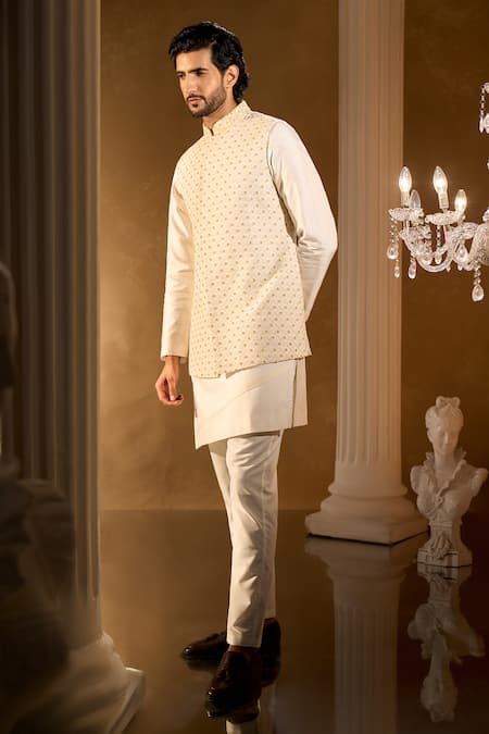 Aariyana Couture Embroidered Bundi & Kurta Set 