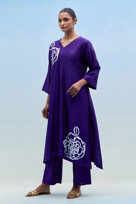 Priya Chaudhary Purple Chanderi Embroidery V-neck Blockprint Kurta Pant Set at Aza Fashions Priya Chaudhary_Purple Chanderi Embroidery V-neck Blockprint Kurta Pant Set _at_Aza_Fashions