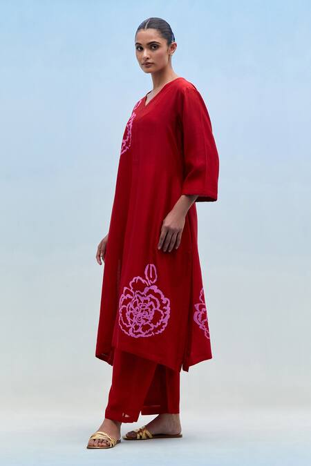 Priya Chaudhary_Red Chanderi V-neck Blockprint Kurta And Pant Set _Online_at_Aza_Fashions