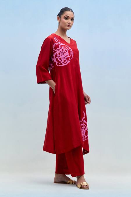 Buy_Priya Chaudhary_Red Chanderi V-neck Blockprint Kurta And Pant Set _Online_at_Aza_Fashions