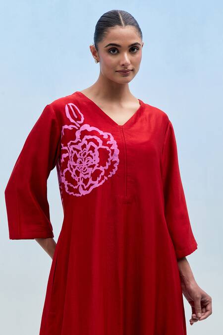 Priya Chaudhary_Red Chanderi V-neck Blockprint Kurta And Pant Set _at_Aza_Fashions