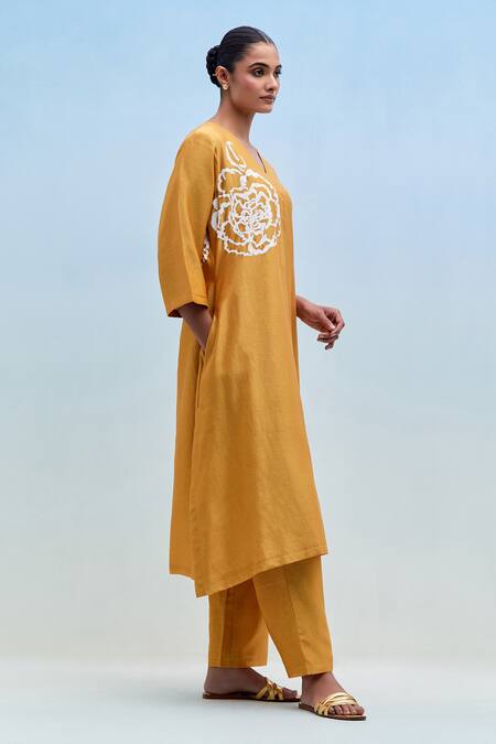Priya Chaudhary_Mustard Chanderi Embroidery V-neck Blockprint Kurta Pant Set _Online_at_Aza_Fashions